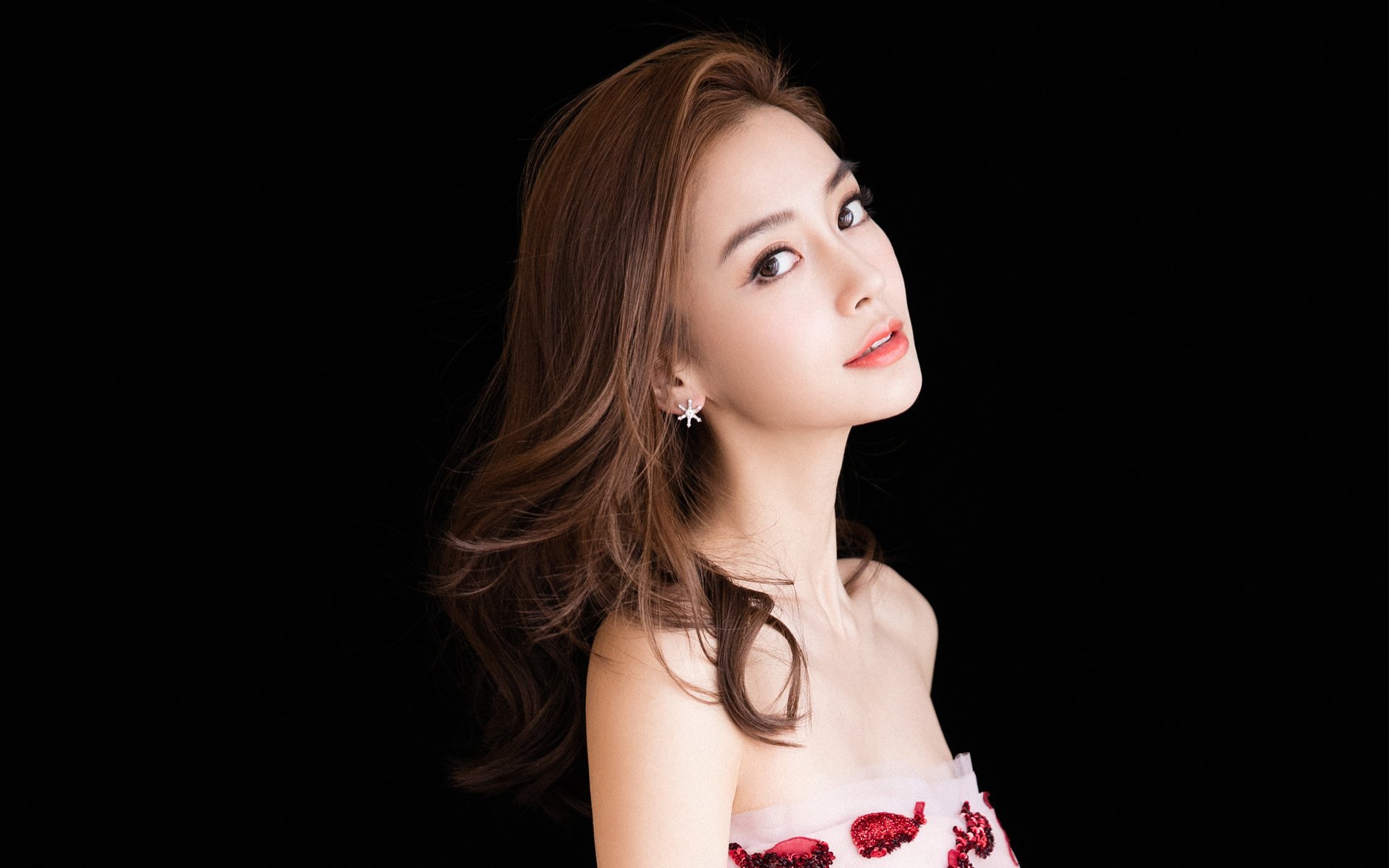 弗赖堡保持防守集中度有效遏制射门，弗赖堡新球场